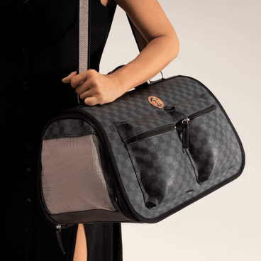 Homem Carregando a Bolsa de Transporte Fechada Luxo Fábrica Pet Grey