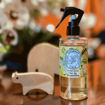 Aromatizador de Ambientes Giorno Casa Flor de Baunilha numa mesa