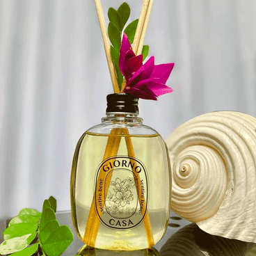 Difusor de Ambientes Giorno Casa Flor de Baunilha na Mesa