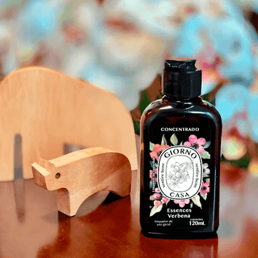 Limpador Concentrado de Superfície Giorno Casa Verbena na Mesa