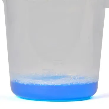 Eliminador-de-Odores-Tradicional-MyHug-2-Litros-foto-de-detalhe-do-produto-e-da-quantidade-a-ser-usada-em-uma-jarra-de-1-litro