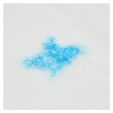 Tapete-Higienico-MyHug-Baby-60x55cm-para-Caes-Filhotes-30-unidades-foto-de-detalhe-da-absorcao-do-liquido-no-produto